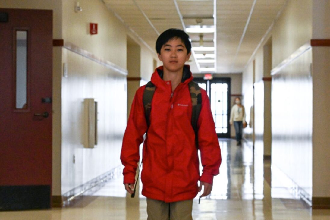 Niño obtiene diplomas universitarios en Fullerton College tras educación en casa y programa de admisión especial, convirtiéndose en joven estudiante universitario récord.