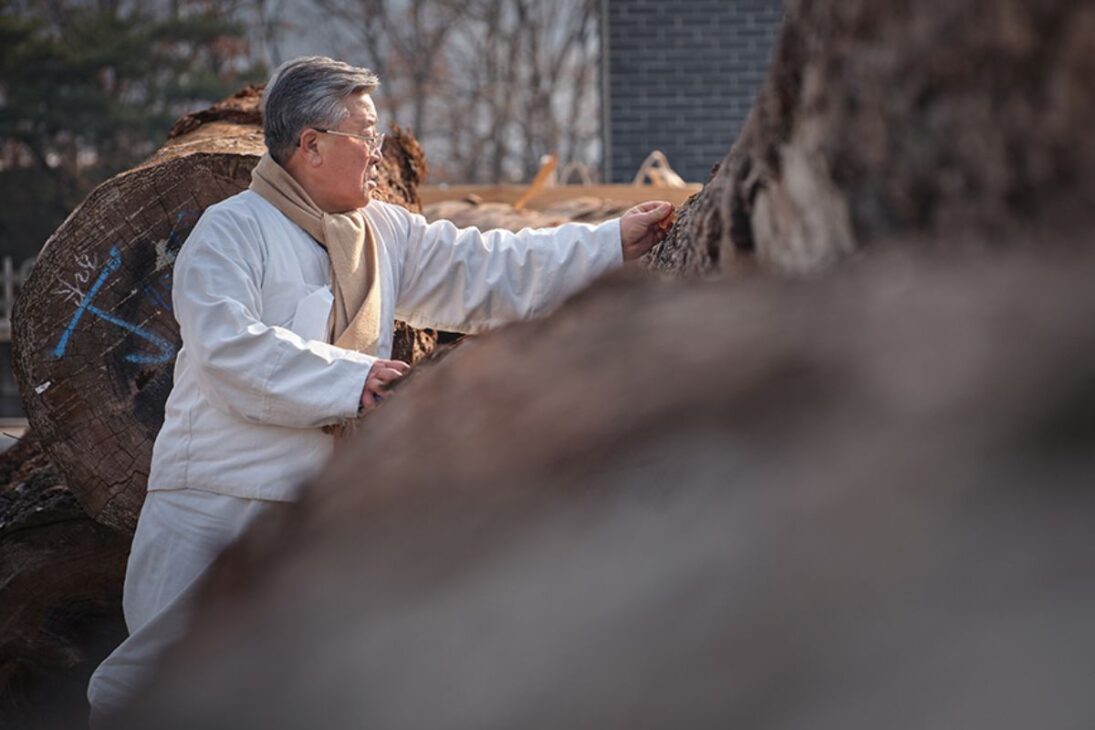 carpintero coreano explica hanok con madera, tradición y estructura en casas que respiran y desafían la prisa moderna.