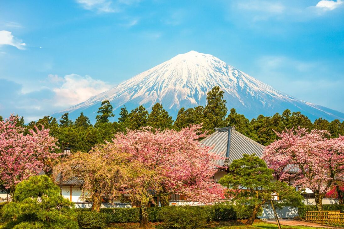 Subir el Monte Fuji por la sendero Yoshida exige preparación para la subida a la cima del volcán más alto de Japón y la disputa por espacio para ver el amanecer por encima de las nubes.