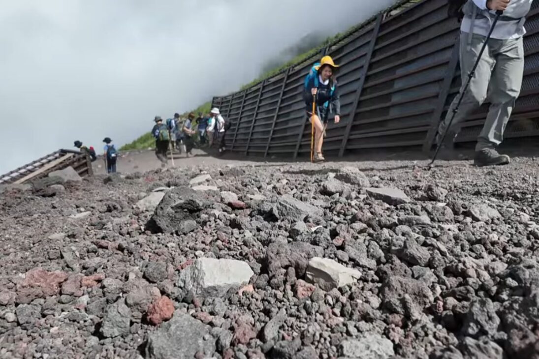 Subir el Monte Fuji por la sendero Yoshida exige preparación para la subida a la cima del volcán más alto de Japón y la disputa por espacio para ver el amanecer por encima de las nubes.