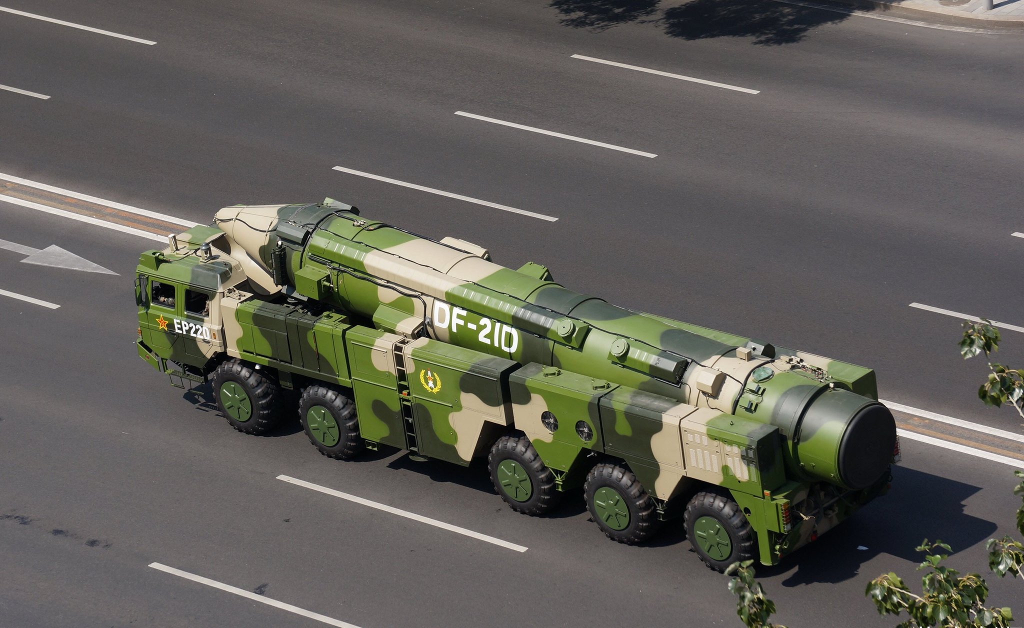 China implanta o primeiro míssil balístico projetado para destruir porta-aviões em movimento, com alcance de 1.500 km e velocidade de reentrada que dificulta interceptação pelos sistemas Aegis americanos, e redesenha em silêncio as regras de poder naval dominadas pelos Estados Unidos desde 1945