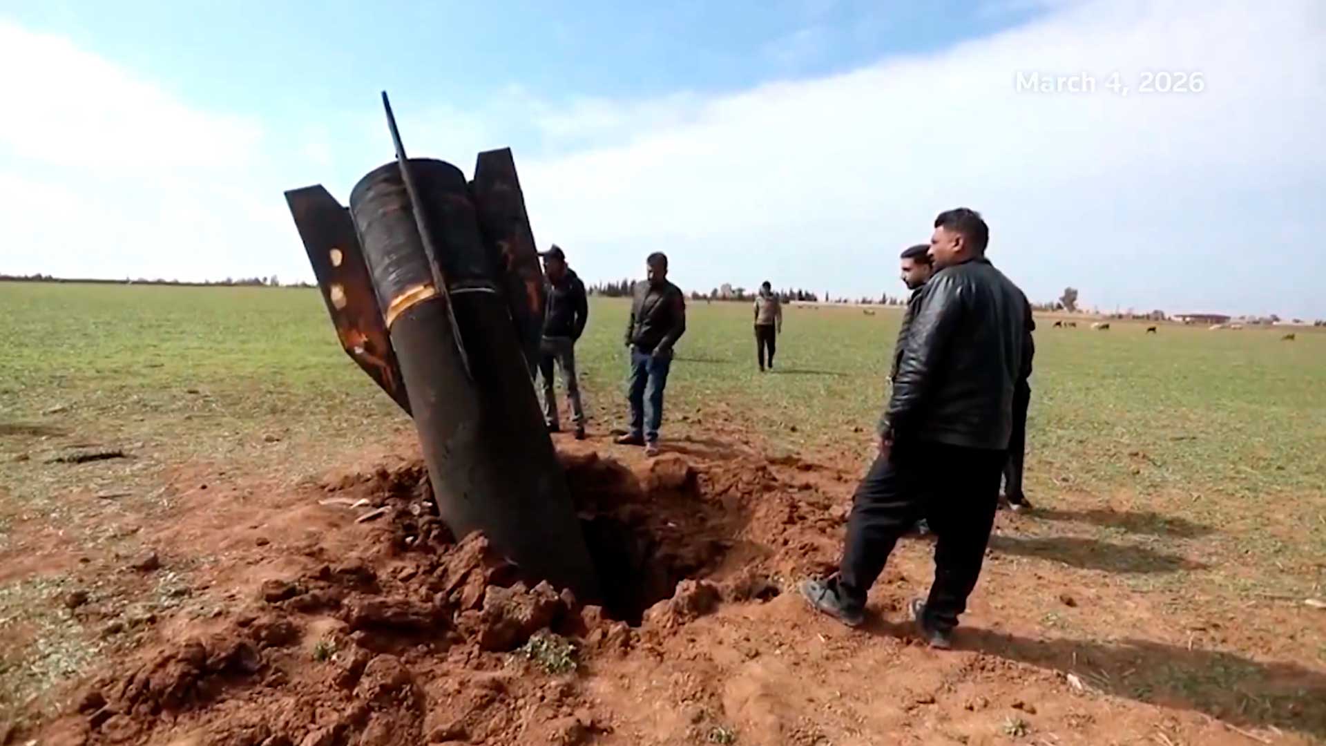 Míssil iraniano cai em campo aberto perto de aeroporto, não explode e vira cena de curiosidade entre moradores na Síria, enquanto tensão militar no Oriente Médio aumenta