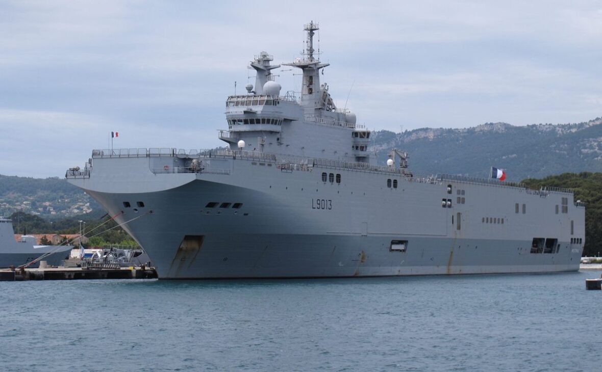 Con cerca de 21 mil toneladas, hangar para hasta 16 helicópteros y capacidad de transportar tropas, vehículos y lanchas de desembarque, los buques anfibios de la clase Mistral transformaron la forma en que las fuerzas militares pueden proyectar poder del mar a la tierra