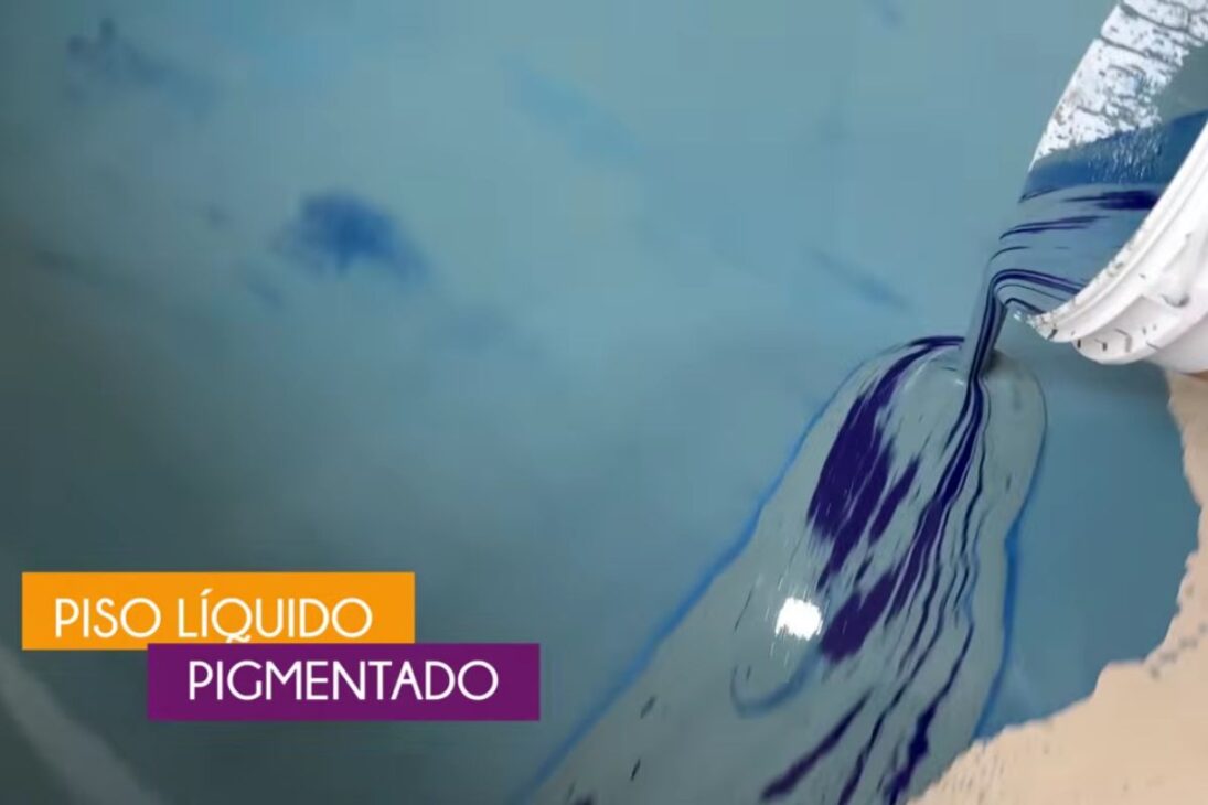 Piso líquido pigmentado con cemento autonivelante, resina y pigmento azul transforma casa, estudio y garaje con pocos milímetros y acabado moderno.