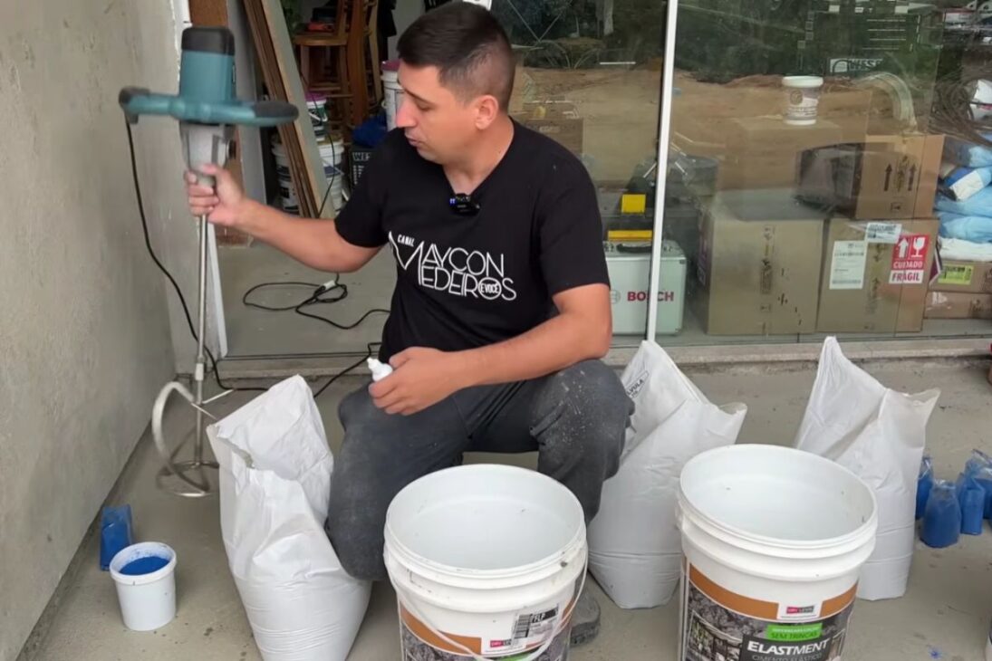 Piso líquido pigmentado con cemento autonivelante, resina y pigmento azul transforma casa, estudio y garaje con pocos milímetros y acabado moderno.