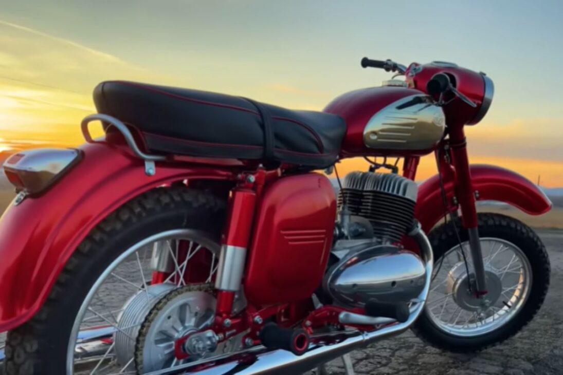 Moto abandonada JAWA pasa por restauración de motocicleta completa, recupera motor dos tiempos y vuelve a ser una moto clásica impresionante.