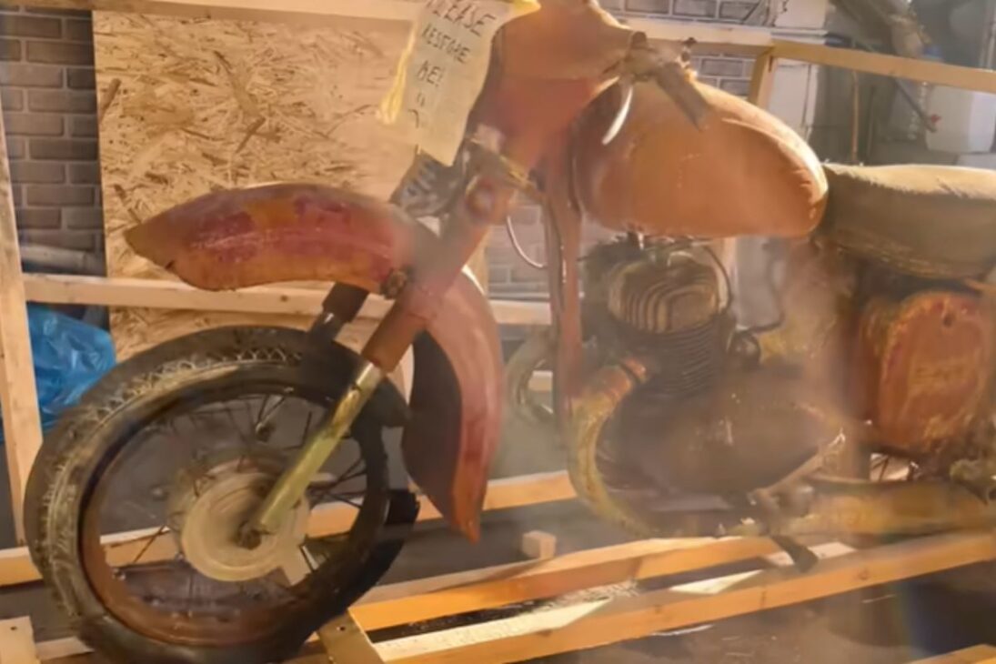 Moto abandonada JAWA pasa por restauración de motocicleta completa, recupera motor dos tiempos y vuelve a ser una moto clásica impresionante.