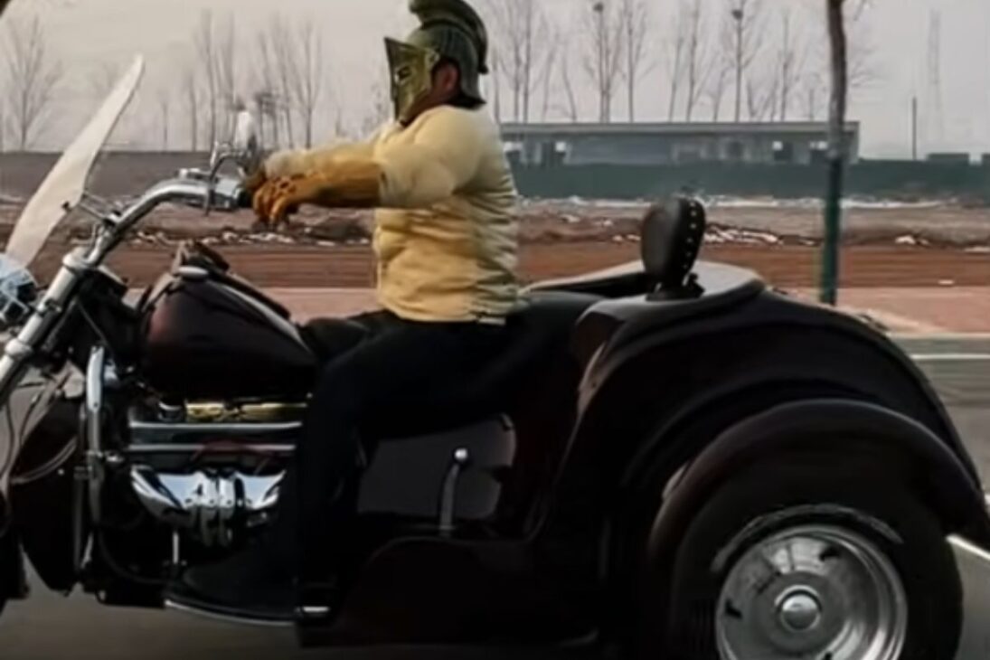 Moto con motor V8 pasa por restauración; carburador y pintura rehechos para convertirse en pieza única de exhibición.