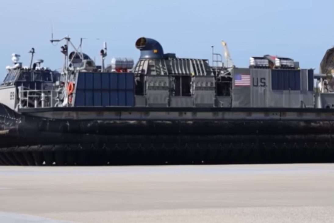 Buque Gigante USS Bataan Reúne Cubierta de Vuelo, Infantes de Marina y Lógica de Portaaviones para Reaccionar Rápido en Misiones en el Mar.