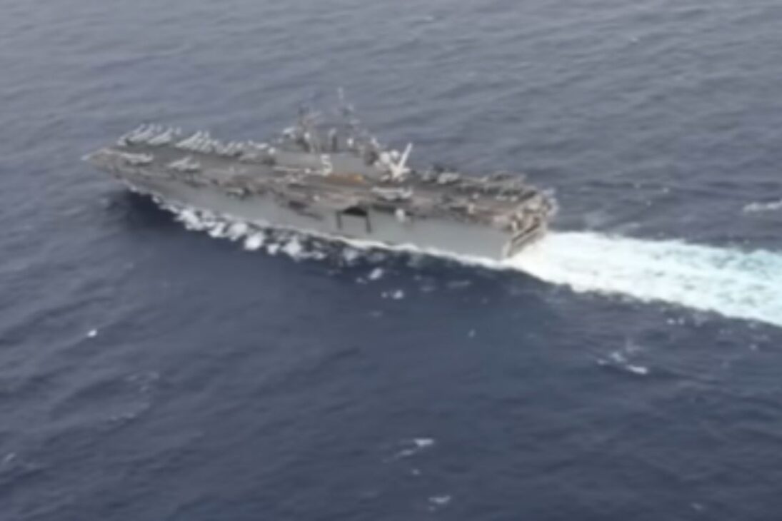 Buque Gigante USS Bataan Reúne Cubierta de Vuelo, Infantes de Marina y Lógica de Portaaviones para Reaccionar Rápido en Misiones en el Mar.