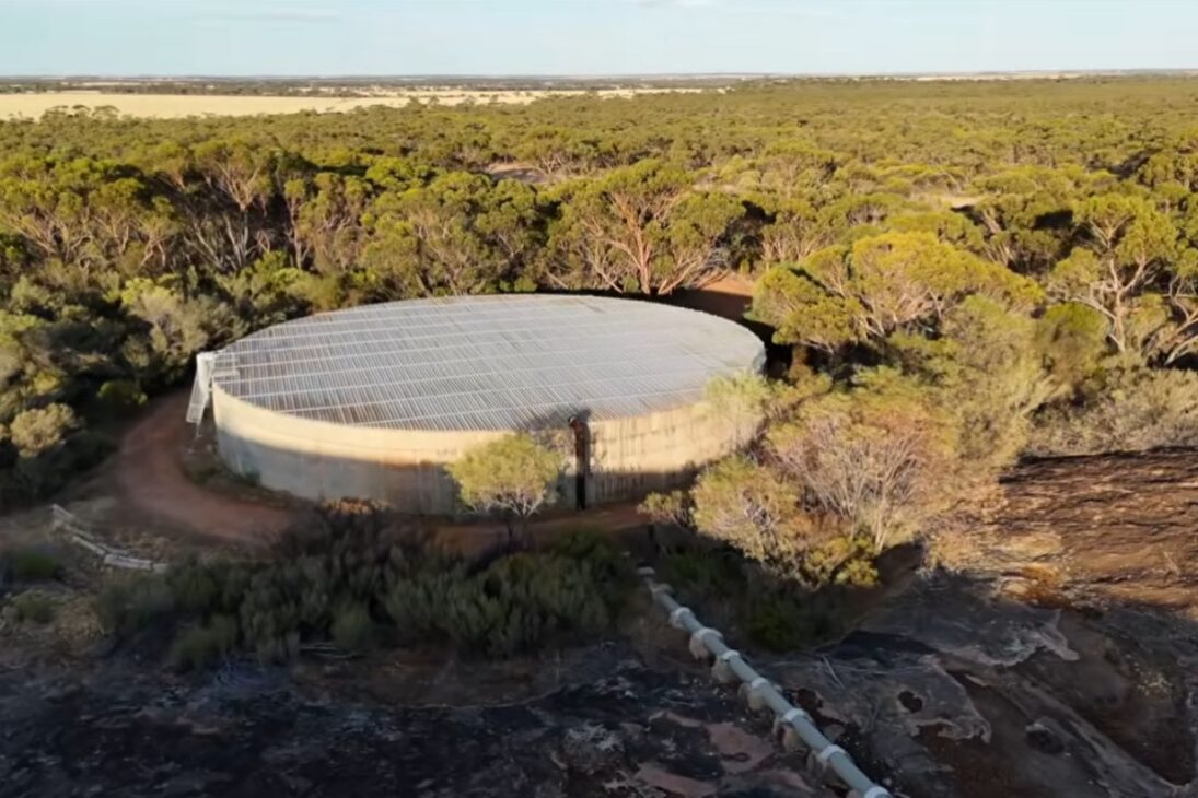 Finca de 10 mil hectáreas en Australia depende de agua, lluvia y energía solar para captar, bombear y transportar recursos que mantienen reservorios, ovejas y cultivos activos en el interior seco.