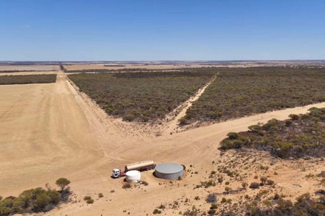 Finca de 10 mil hectáreas en Australia depende de agua, lluvia y energía solar para captar, bombear y transportar recursos que mantienen reservorios, ovejas y cultivos activos en el interior seco.
