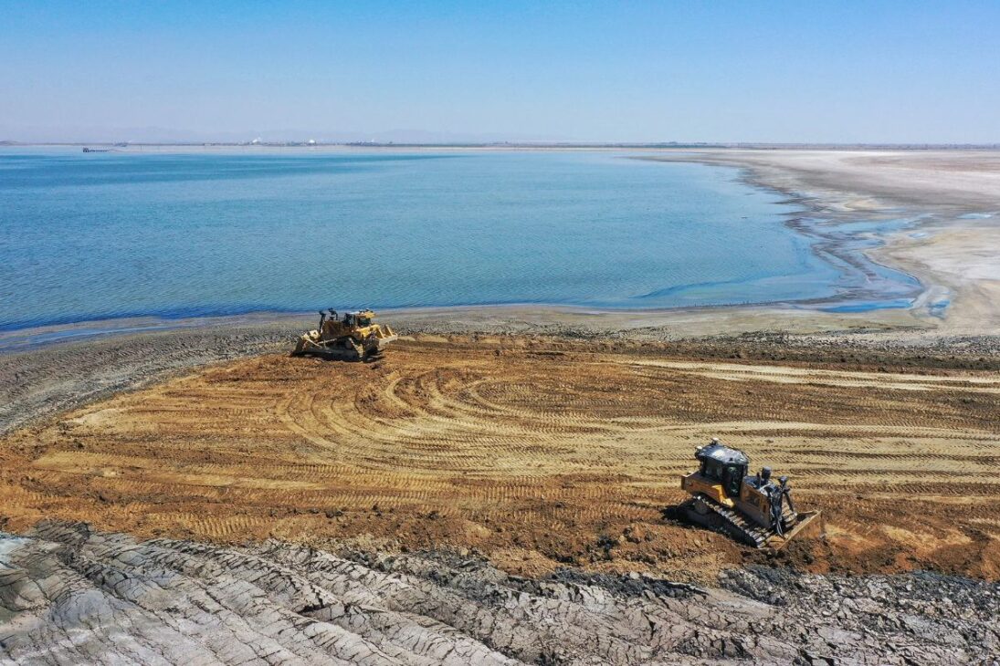 lago gigantesco no deserto da Califórnia, o Mar de Salton surgiu quando o Rio Colorado saiu do controle e hoje representa uma crise ambiental e sanitária crescente.