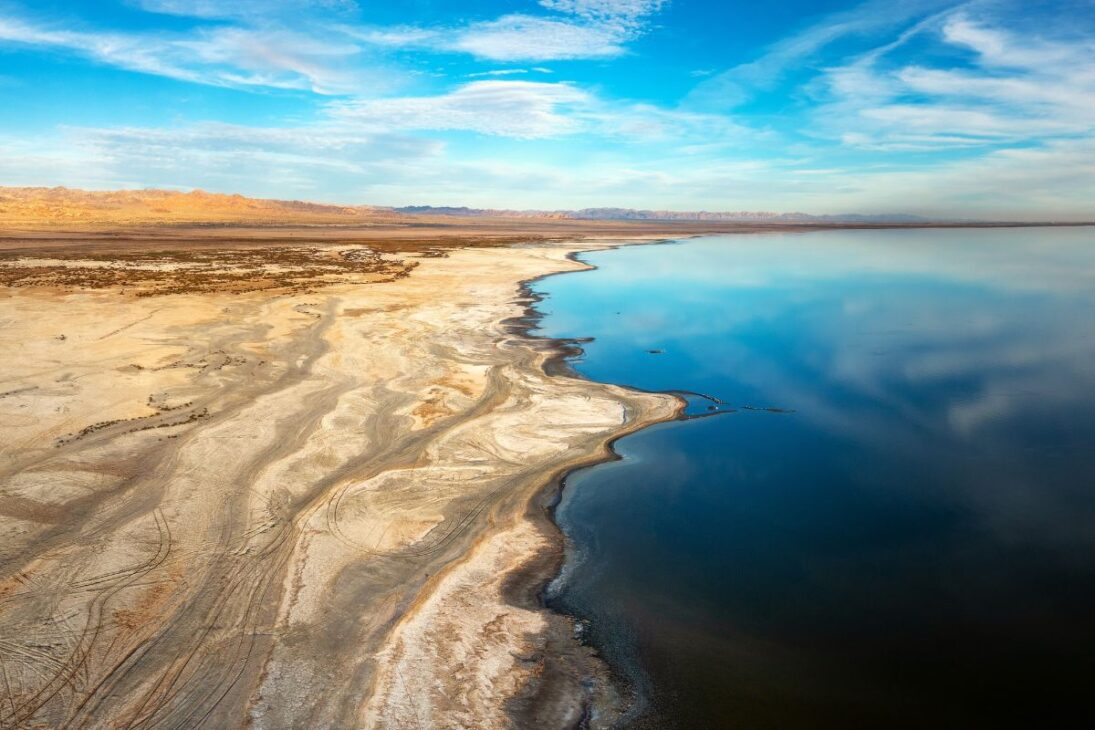 lago gigantesco no deserto da Califórnia, o Mar de Salton surgiu quando o Rio Colorado saiu do controle e hoje representa uma crise ambiental e sanitária crescente.