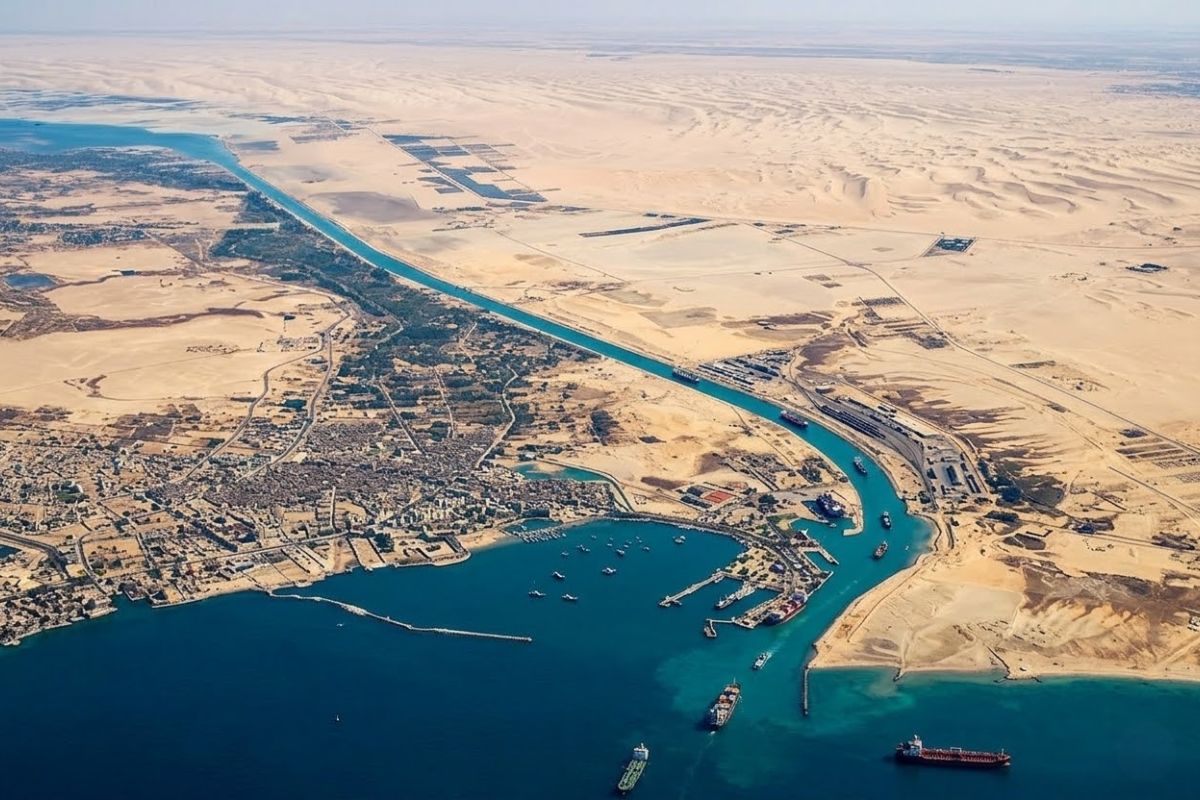 gigantesca ferida artificial no Egito, o Canal de Suez liga o Mar Mediterrâneo ao Mar Vermelho, encurta rotas entre Europa e Ásia e sustenta parte crítica do comércio mundial.
