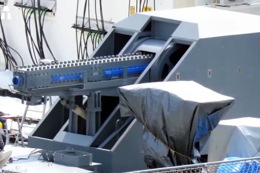 Nueva arma electromagnética de Japón utiliza railgun por encima de Mach 6 para enfrentar misiles hipersónicos en el mar y puede cambiar la defensa antimisiles con disparos más rápidos y baratos.