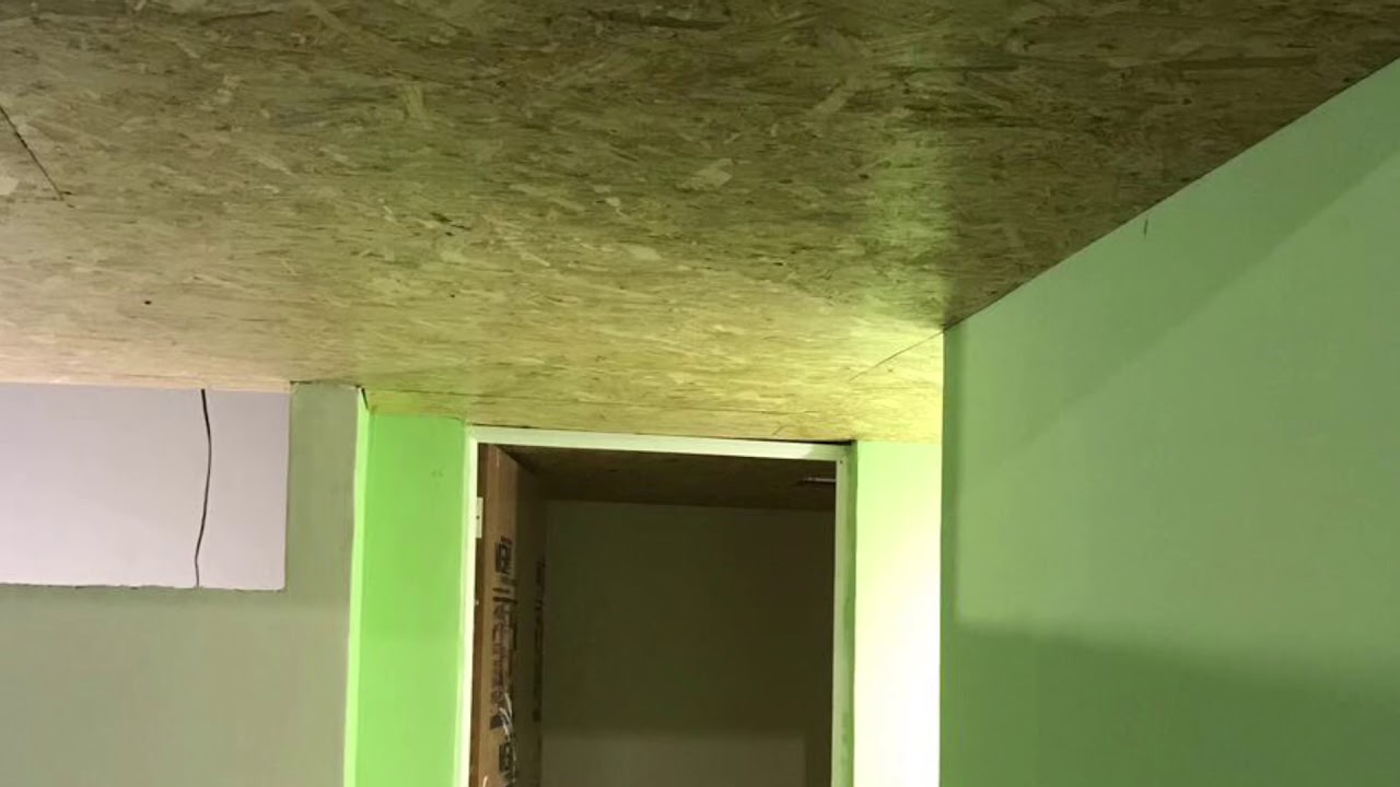 Adiós Techo de Yeso de R$ 120 el m²: residente instala OSB aparente por cerca de R$ 45 el m², elimina masa corrida, dispensa pintura y adopta acabado industrial que se ha vuelto tendencia