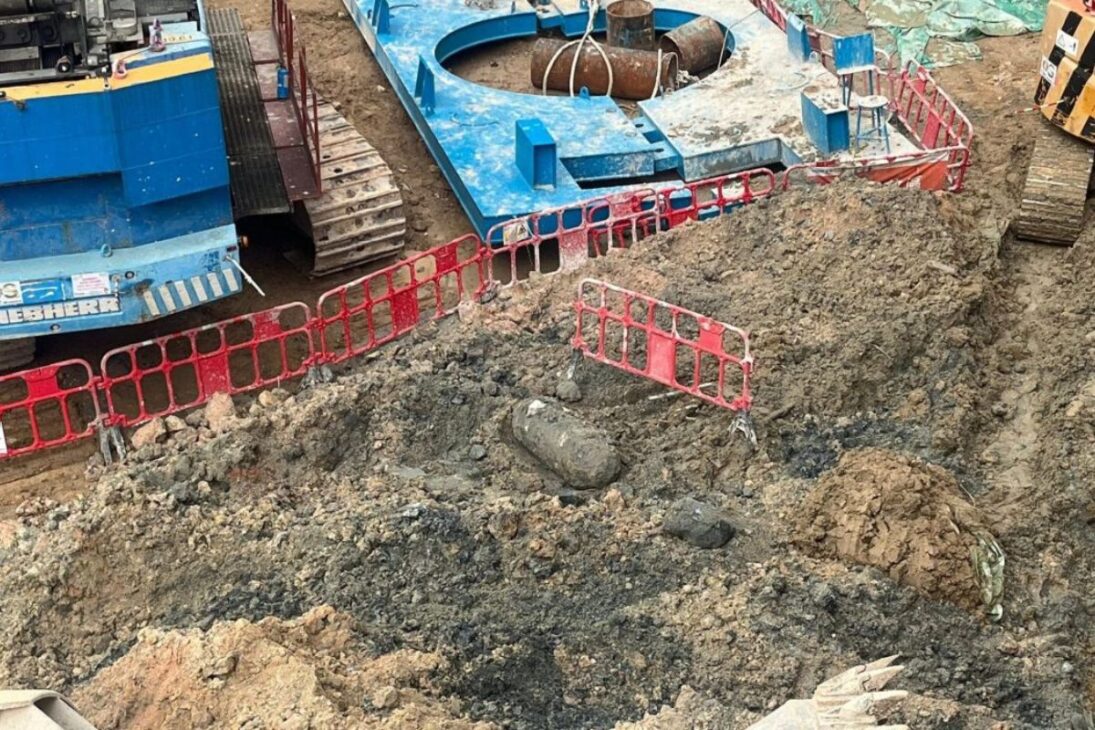 Trabajadores descubren bomba de la Segunda Guerra Mundial en Hong Kong, provocando evacuación de residentes mientras especialistas inician desactivación de explosivos.