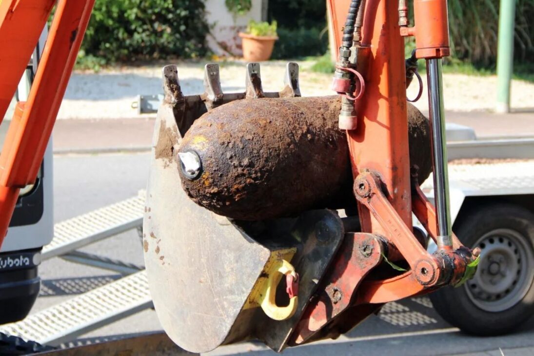 Trabajadores descubren bomba de la Segunda Guerra Mundial en Hong Kong, provocando evacuación de residentes mientras especialistas inician desactivación de explosivos.