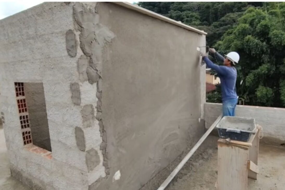 El albañil enseña revoque con plomo, maestras y acabado para dejar la pared alineada y lisa incluso para principiantes.
