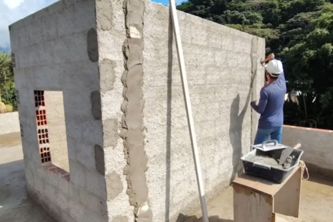 El albañil enseña revoque con plomo, maestras y acabado para dejar la pared alineada y lisa incluso para principiantes.