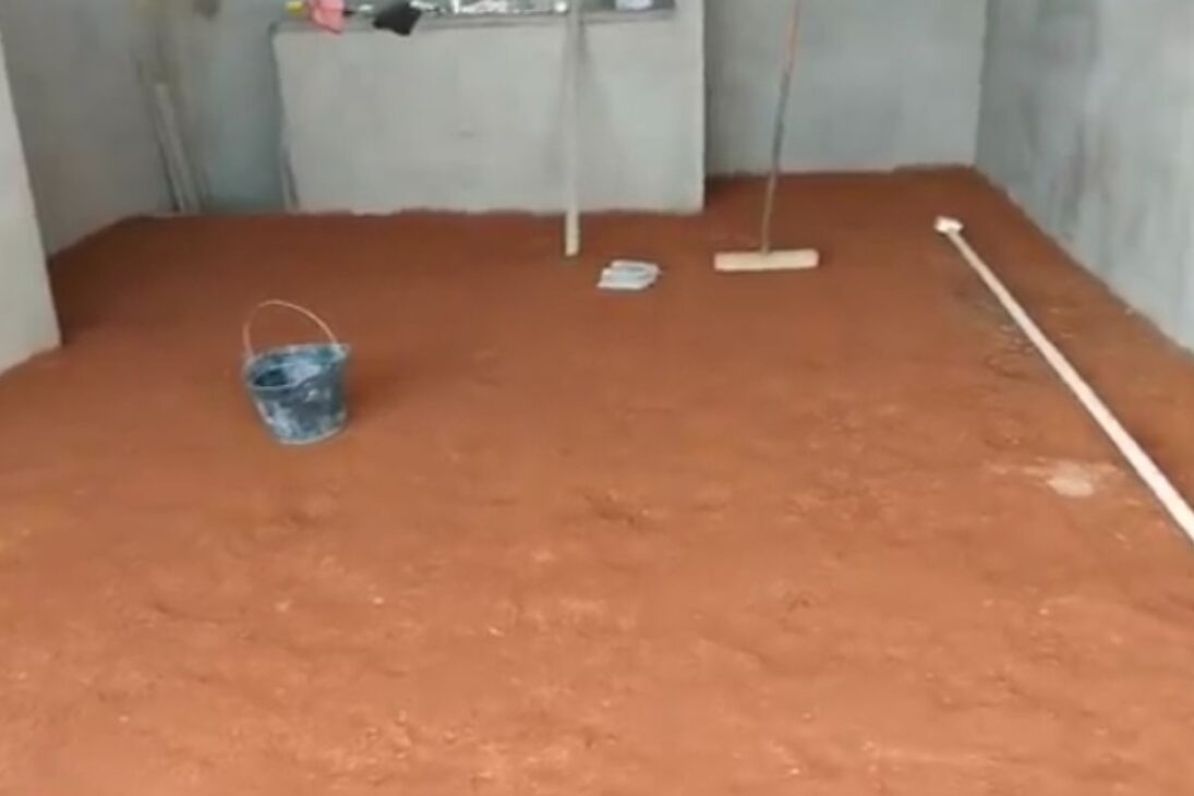 El albañil enseña el contrapiso con nivel, regla y caída bien definida para evitar agua acumulada y desnivel.