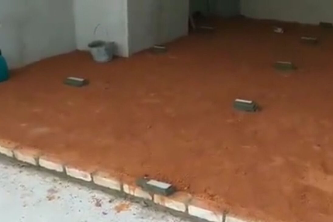 El albañil enseña el contrapiso con nivel, regla y caída bien definida para evitar agua acumulada y desnivel.