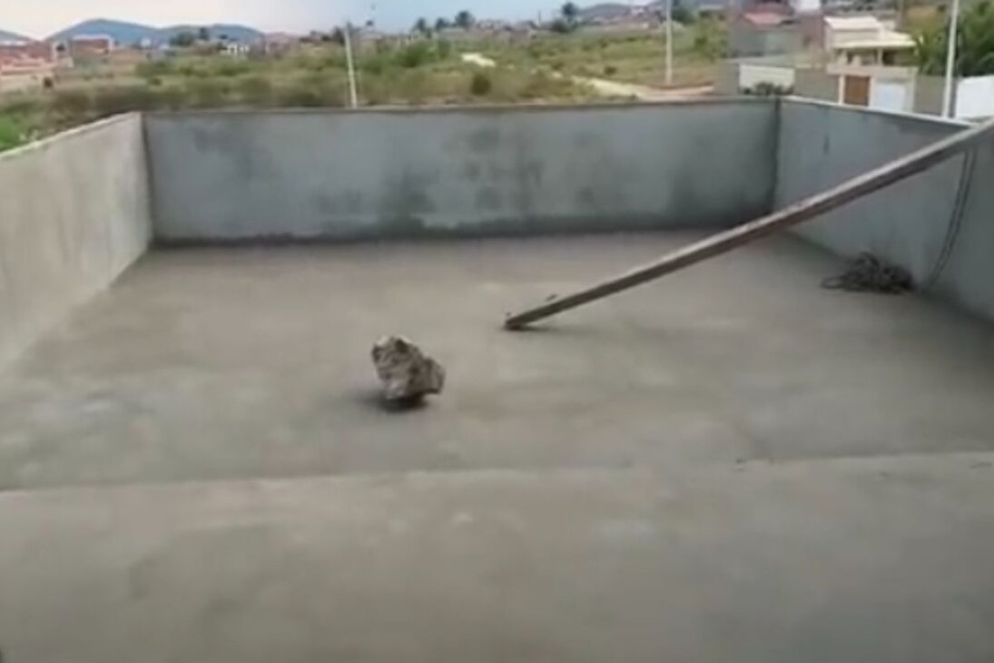 El albañil enseña el contrapiso con nivel, regla y caída bien definida para evitar agua acumulada y desnivel.