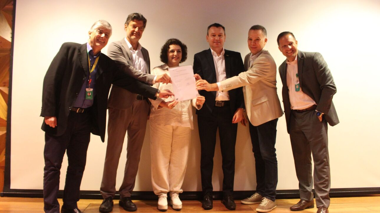 Representantes de Petrobras, universidades brasileñas y socios del sector energético presentan un documento durante el anuncio de inversión en investigación y tecnología para el Campo de Mero en el pre-sal.