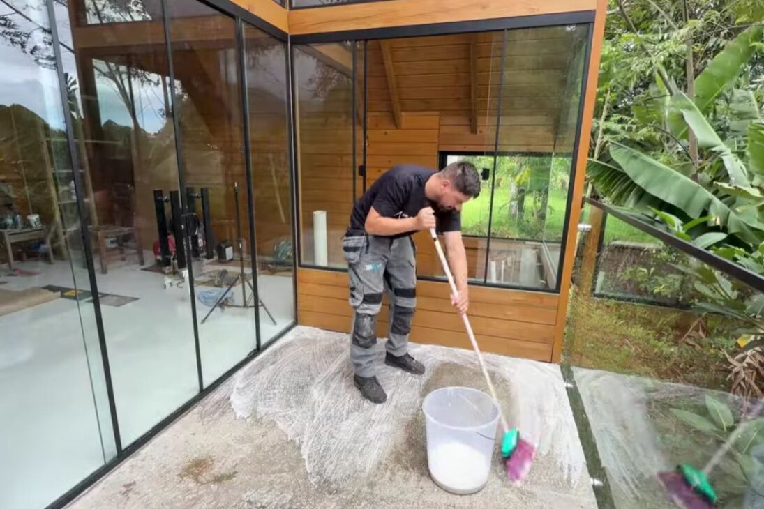 Piso de piedras para área externa aplicado sobre losa entrega acabado drenante, sin junta, con visual natural, rápida salida del agua y resistencia para circulación de personas.