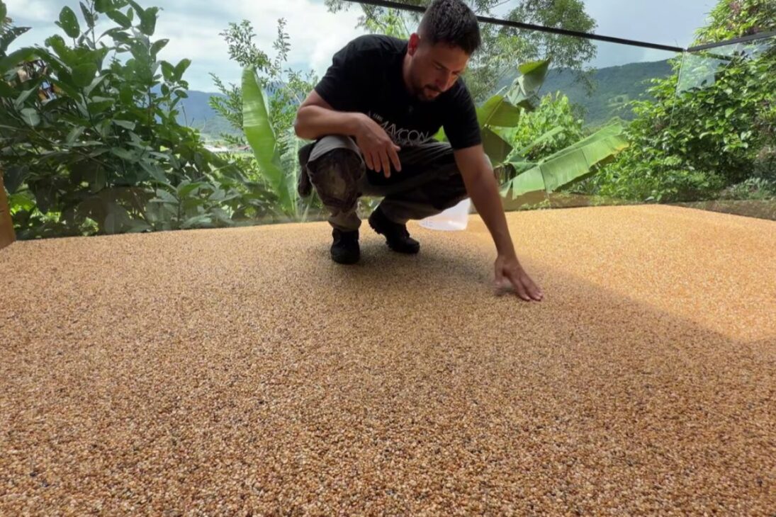 Piso de piedras para área externa aplicado sobre losa entrega acabado drenante, sin junta, con visual natural, rápida salida del agua y resistencia para circulación de personas.