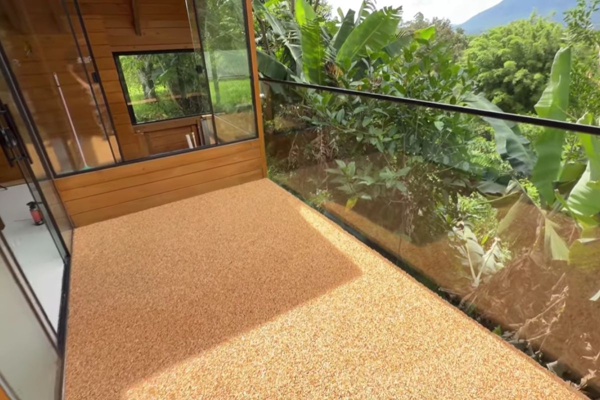 Piso de pedras para área externa aplicado sobre laje entrega acabamento drenante, sem rejunte, com visual natural, rápida saída da água e resistência para circulação de pessoas.