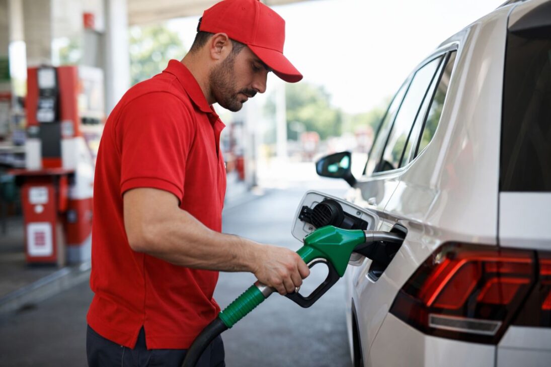 Frentista en Estados Unidos: la crisis del petróleo y el autoservicio cambiaron las gasolineras y ayudaron a abaratar la gasolina.
