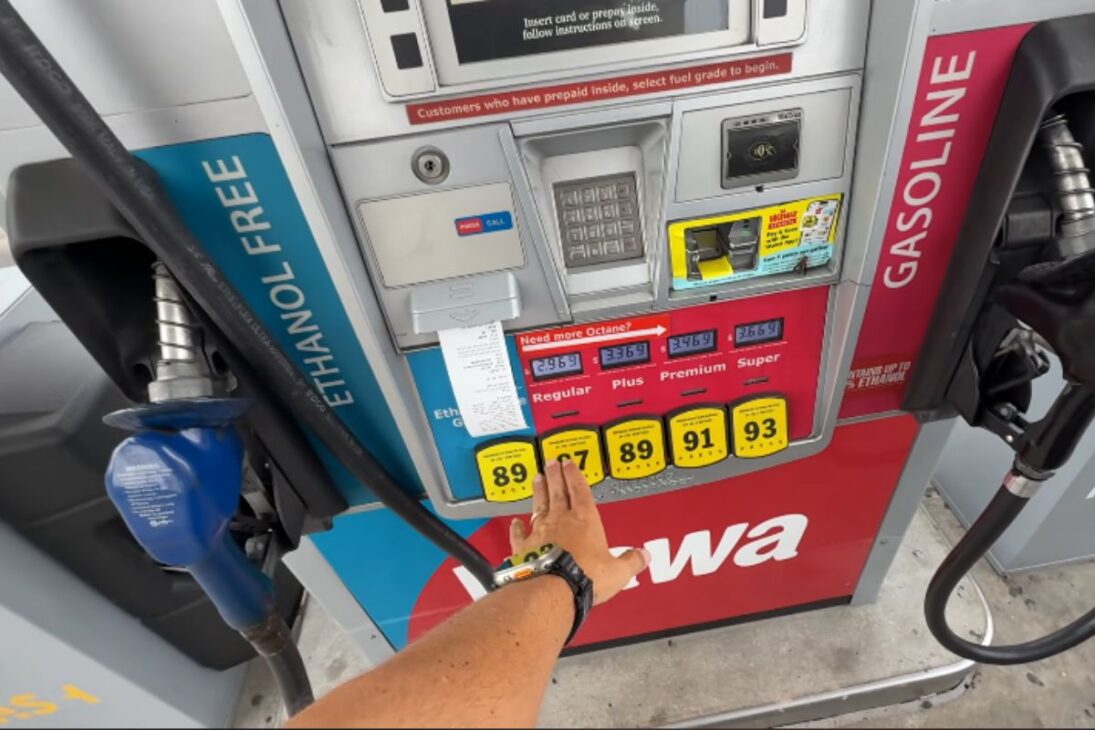 Frentista en Estados Unidos: la crisis del petróleo y el autoservicio cambiaron las gasolineras y ayudaron a abaratar la gasolina.