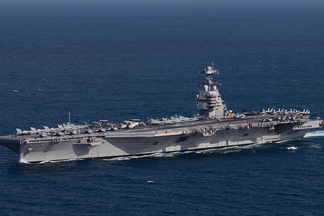 El portaaviones funciona como ciudad flotante con reactor nuclear, cubierta de vuelo y tripulación naval viviendo meses en el océano con infraestructura completa.