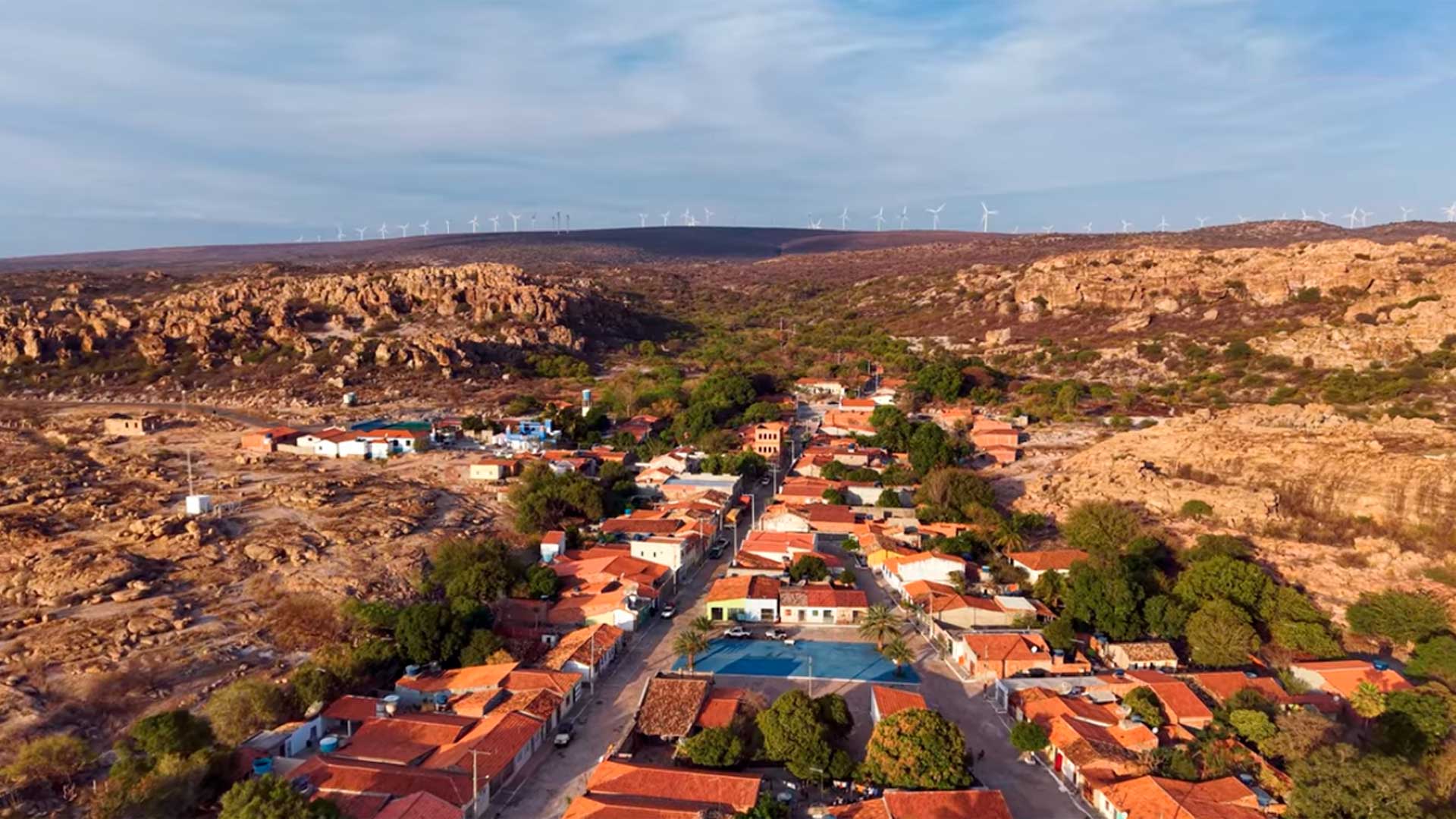 Pouca gente conhece, mas na Bahia existe uma vila cercada por ruínas e paredões de pedra que já viveu do diamante e hoje alimenta a fama de cidade perdida, com paisagens que guardam mistério