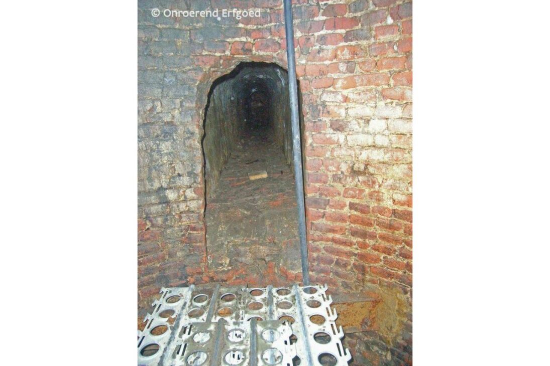 reforma en casarón en Tielt revela túnel, pozo y conexión subterránea en la Nieuwstraat bajo casas históricas de Bélgica.