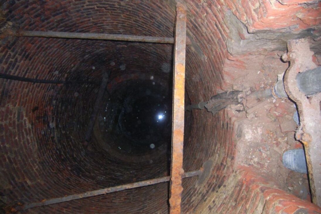 reforma en casarón en Tielt revela túnel, pozo y conexión subterránea en la Nieuwstraat bajo casas históricas de Bélgica.