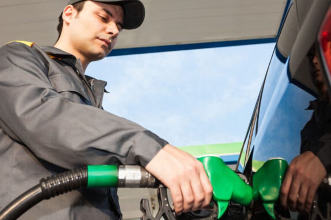 Llenar el propio coche en Brasil sigue prohibido; expendedores, seguridad y gasolina mantienen el debate sobre costo y libertad.