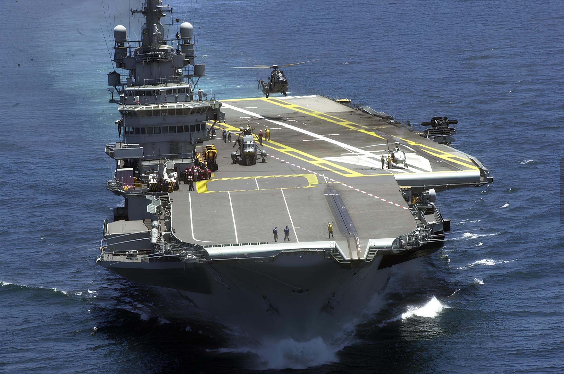 Com mais de 32 mil toneladas e décadas de história naval, o porta-aviões São Paulo teve um fim dramático: rejeitado por estaleiros estrangeiros por conter toneladas de amianto tóxico, o casco vagou por meses no Atlântico antes de ser afundado pela Marinha do Brasil a 350 km da costa e 5.000 metros de profundidade em 2023