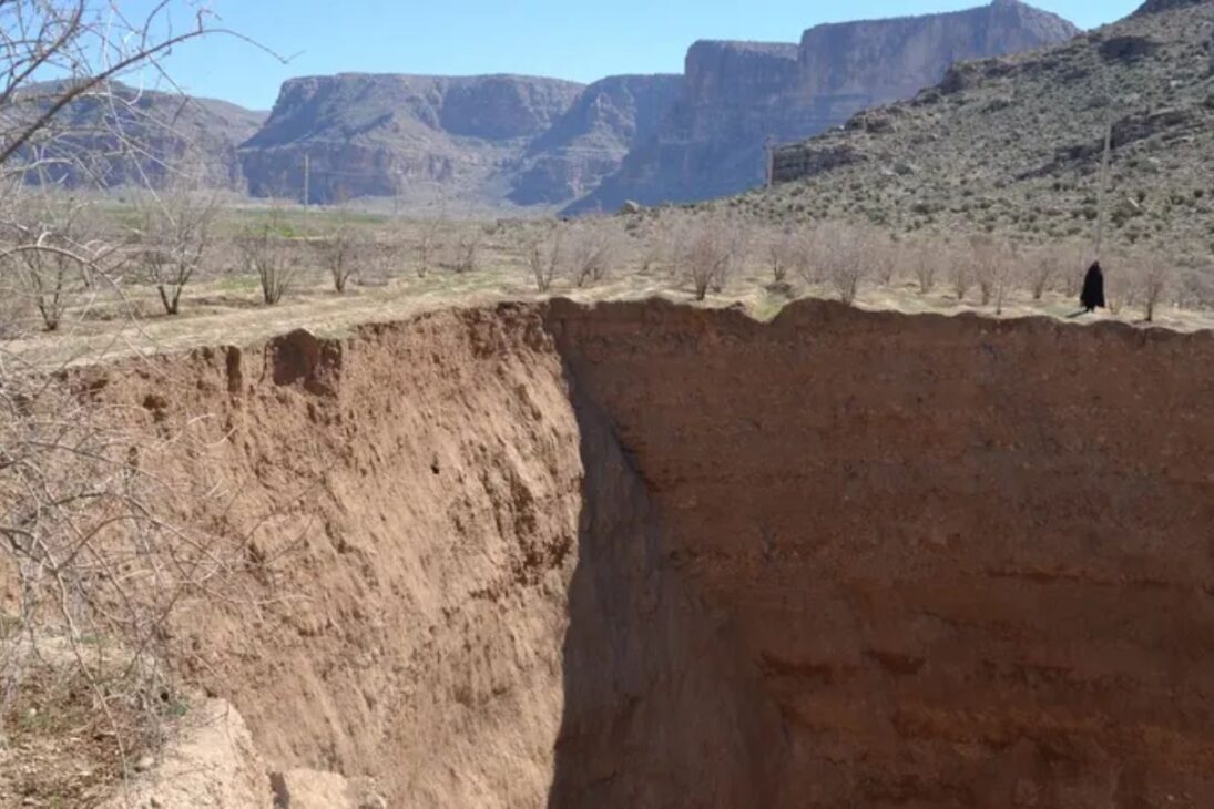 El Agua Subterránea en Irán Colapsa Cuando los Satélites Revelan Subsidencia Extrema en Kerman y Pérdida Anual de 1,7 Mil Millones de m³, con Riesgo de Daños Permanentes a los Acuíferos.