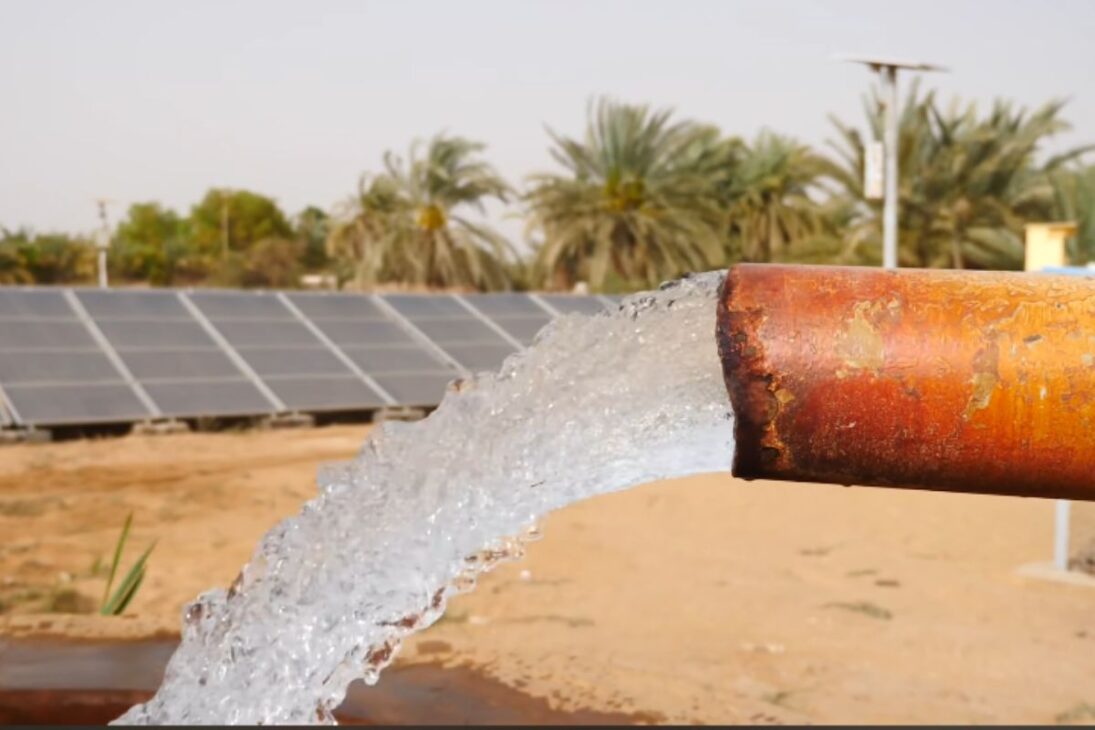 Oasis de Dakhla apuesta por pozos profundos para erigir ecovilla de permacultura en el Sáhara y enfrentar calor extremo sin lluvia.