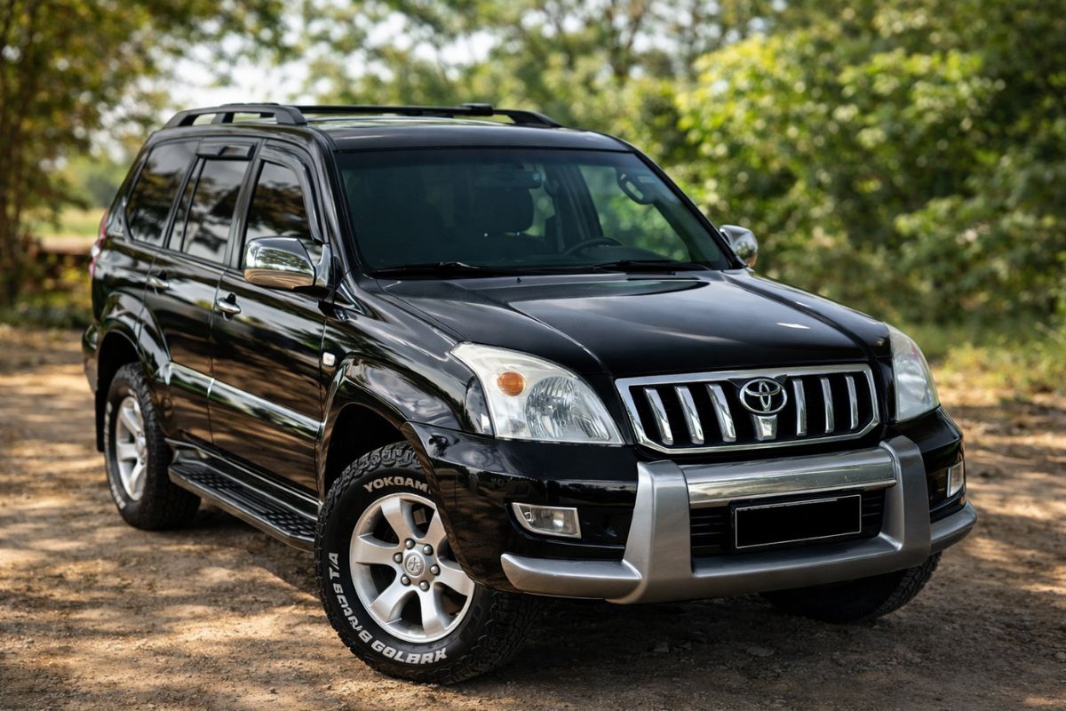 Toyota Land Cruiser Prado vira estrela entre SUVs usados no Brasil ao entregar luxo, espaço para 8 pessoas, tração 4x4 e robustez lendária por preço muito menor que rivais modernos (2)
