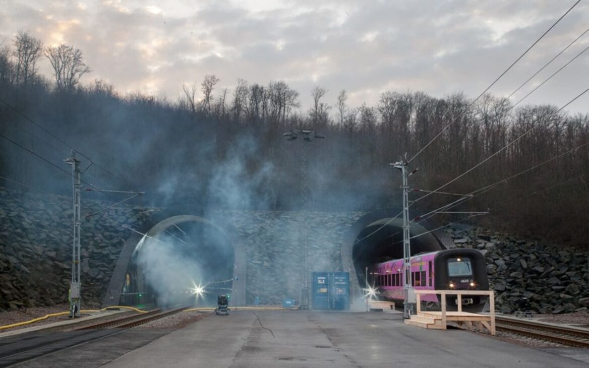 ¡Adiós rodillo de pintura! Albañil explica técnica práctica para pintar pared con pulverizador, ahorrar tiempo y garantizar un acabado uniforme.