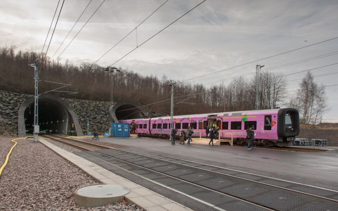 El Túnel de Hallandsås es un megaprojeto ferroviario en Suecia que llevó 23 años para ser concluido, enfrentó escándalos ambientales y cambió la logística entre países de Europa.