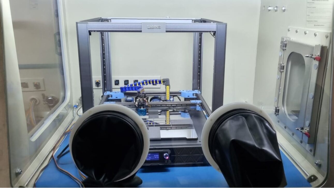 Equipo de laboratorio automatizado utilizado en la investigación de la UNB para el desarrollo de tecnología aplicada a la producción de hidrógeno verde.