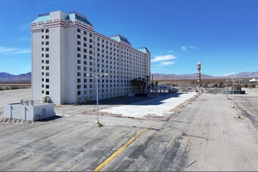 casino gigante en Jean, Nevada, sigue vacío al borde de la carretera, mientras el hotel abandonado espera una demolición detenida por un mercado débil y planes industriales congelados.