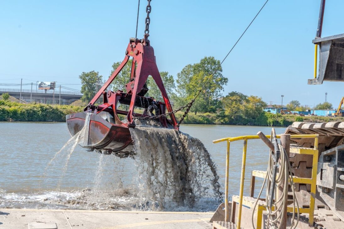 Río en Buffalo pasa por dragado en el Buffalo River con retirada de sedimentos contaminados y recuperación del canal de navegación para enfrentar décadas de polución industrial.