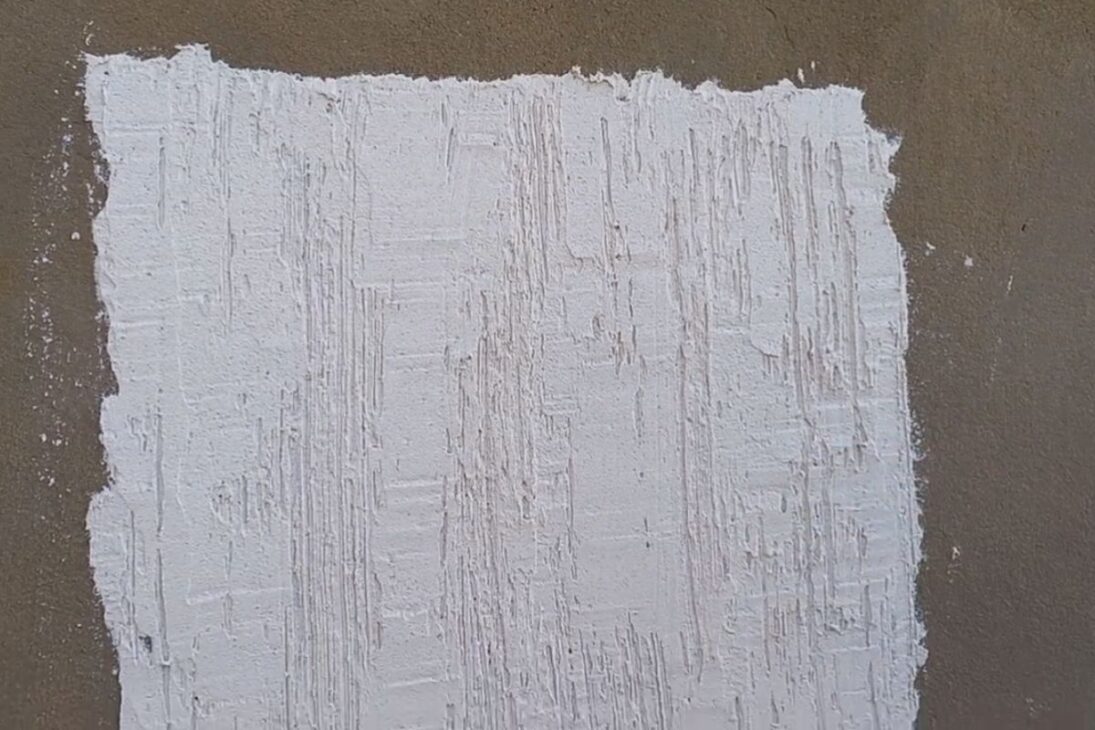 La mezcla simple con masa acrílica, arena común y escoba vieja crea textura resistente, mejora el rendimiento y puede abaratar el acabado de paredes internas y externas.