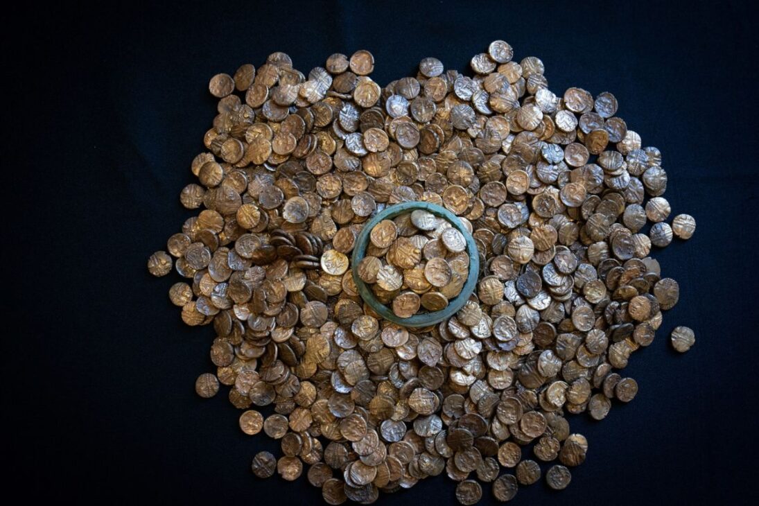 El Mayor Tesoro De Monedas De Oro Encontrado Cerca De Chelmsford Revela Pistas De La Edad De Hierro, Posible Lazo Con Julio César Y Refuerza El Papel Del Museo De Chelmsford En La Preservación Pública Del Conjunto.